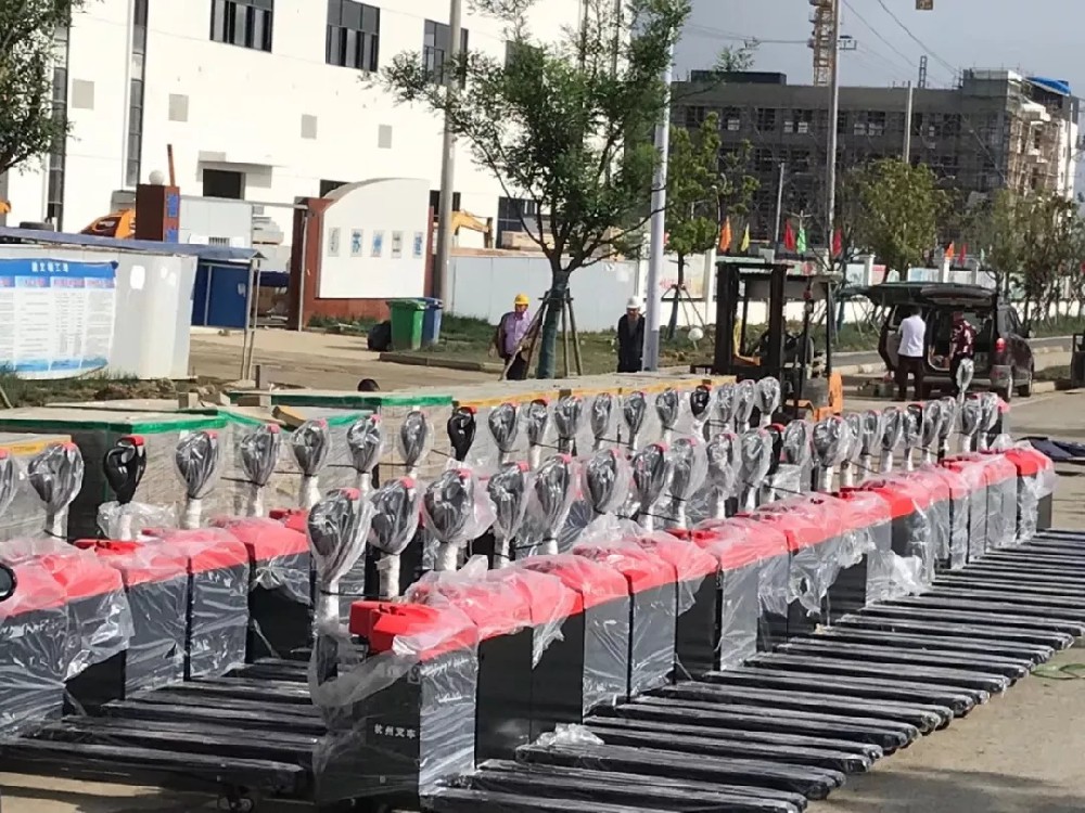 大氣登場！杭叉電動(dòng)搬運(yùn)車大批量交付江蘇某新能源企業(yè)
