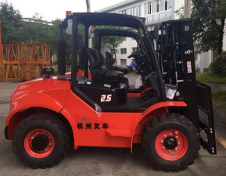 大氣威猛！杭叉四驅(qū)越野叉車(chē)攜手中石油“走出去”